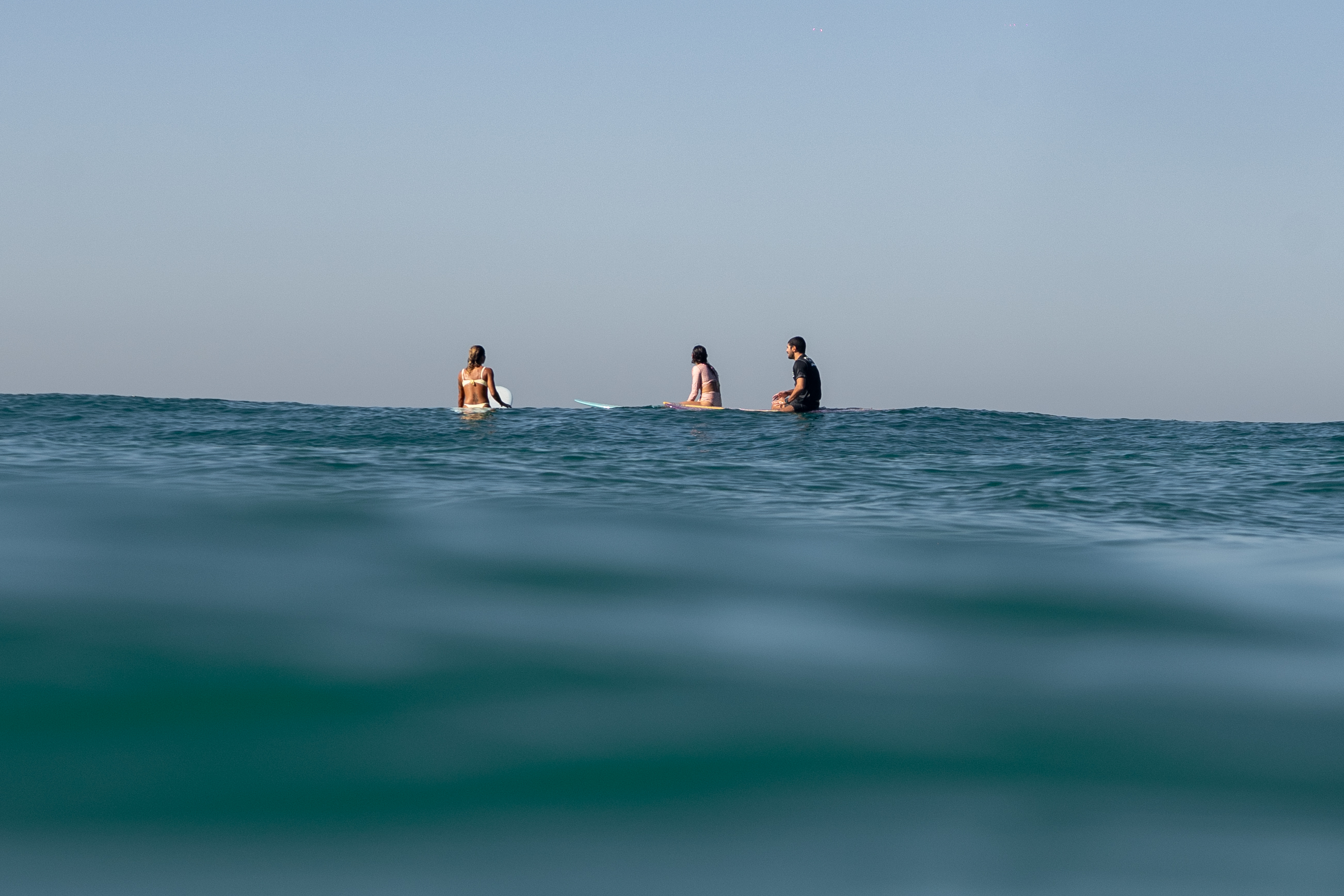 Aula de yoga ao ar livre de frente para o mar no Longboard Paradise, Praia da Macumba, Rio de Janeiro